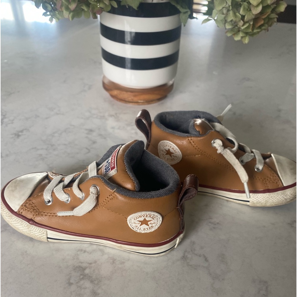 Toddler Boys size 8 leather converse.